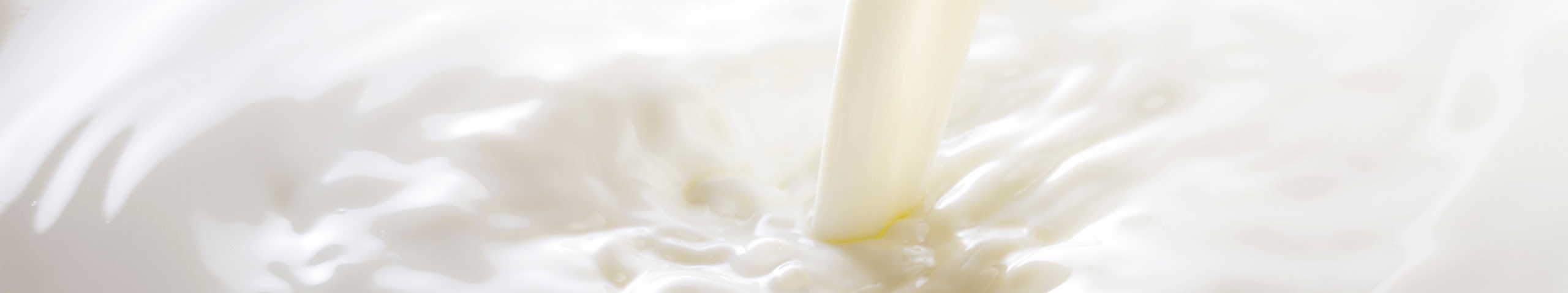 球磨の恵み A2牛乳 - お腹にやさしい牛乳を注ぐ様子