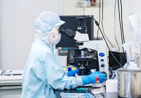 品質管理室での受入検査 - 乳温・比重・風味等の品質チェック