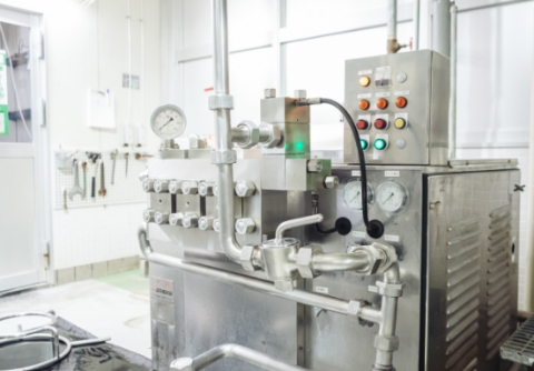 ホモゲナイザーによる均質化 - 脂肪球を均等にするA2牛乳の製造
