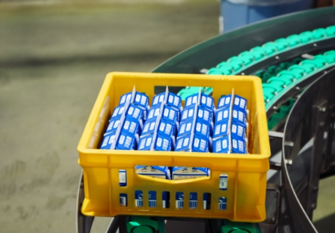 充填機による容器への充填 - A2牛乳のパッケージング工程