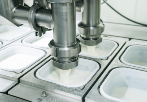 冷蔵庫での仕分けと保管 - 出荷先ごとのA2牛乳管理